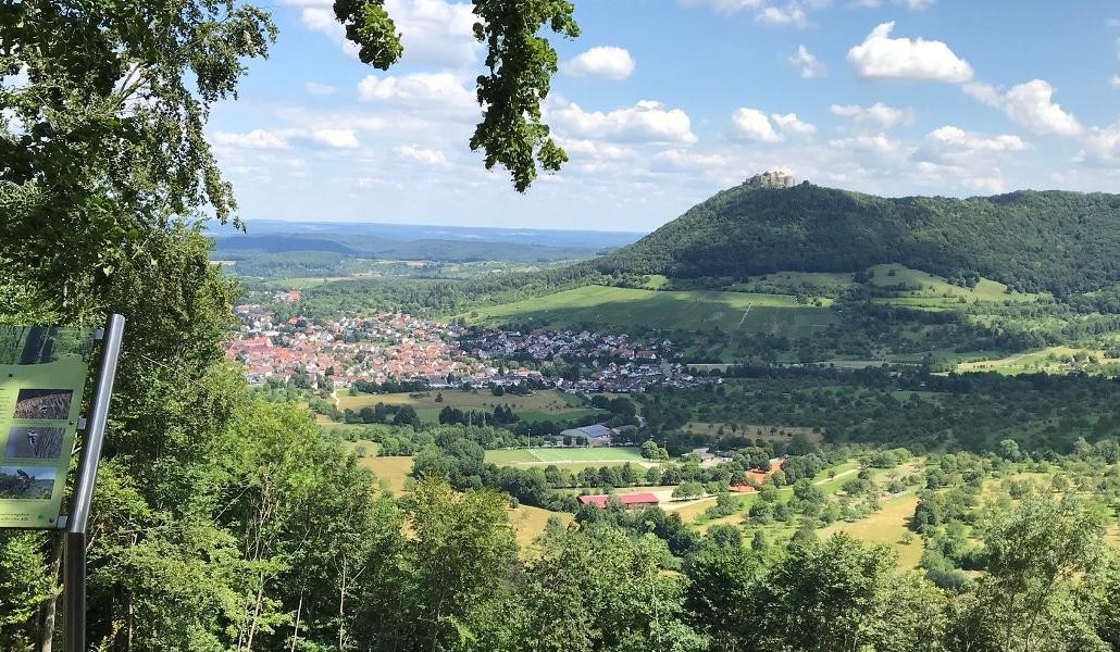 Blick vom "Jusi-Rücken" auf Neuffen Blick vom "Jusi-Rücken" auf Neuffen